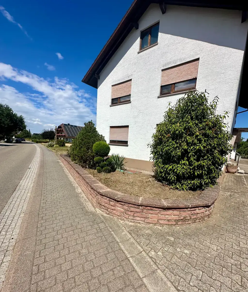 Gepflegter Haus- und Beetbereich nach der Gartenarbeit