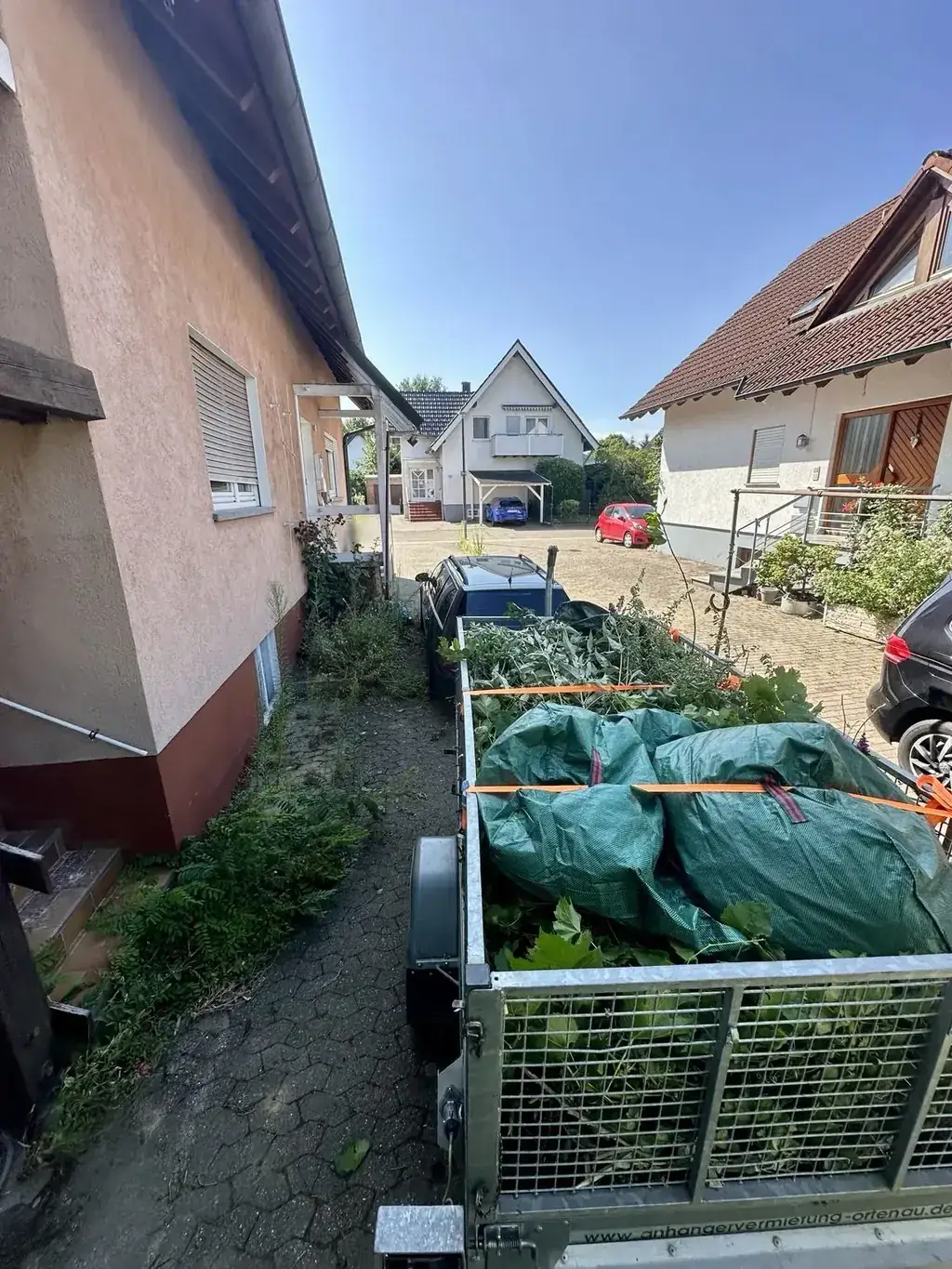 Mit Grünschnitt beladener Anhänger von Wildschnitt Ortenau